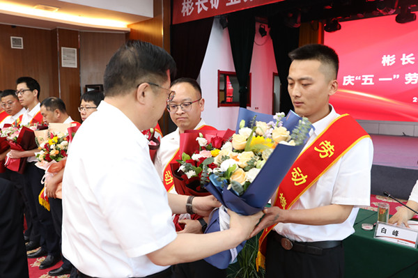 1714527390133750.jpg 1——鮮花送勞模 禮贊勞動(dòng)美_副本.jpg