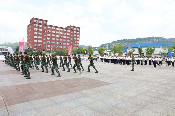 1718703639140940.jpg 4——生產服務中心職工準軍事化訓練_副本.jpg